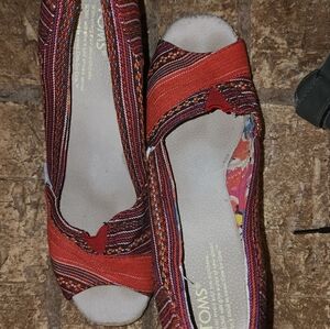 Tom's, 8 1/2 W, Multi-Color With red and orange wedges.